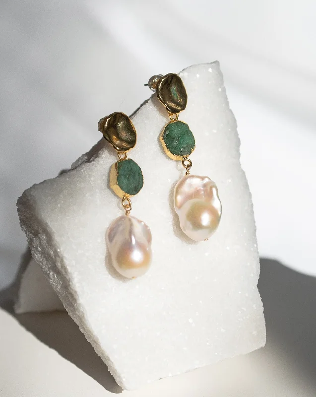 Ladies earrings with lilac sugilite -May | Emerald Birthstones x Pearls Earrings