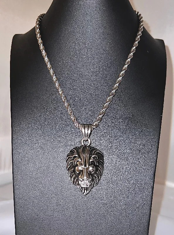 ladies-charm-pearl-necklaces-Silver Large Lion necklace and pendant made of stainless steel