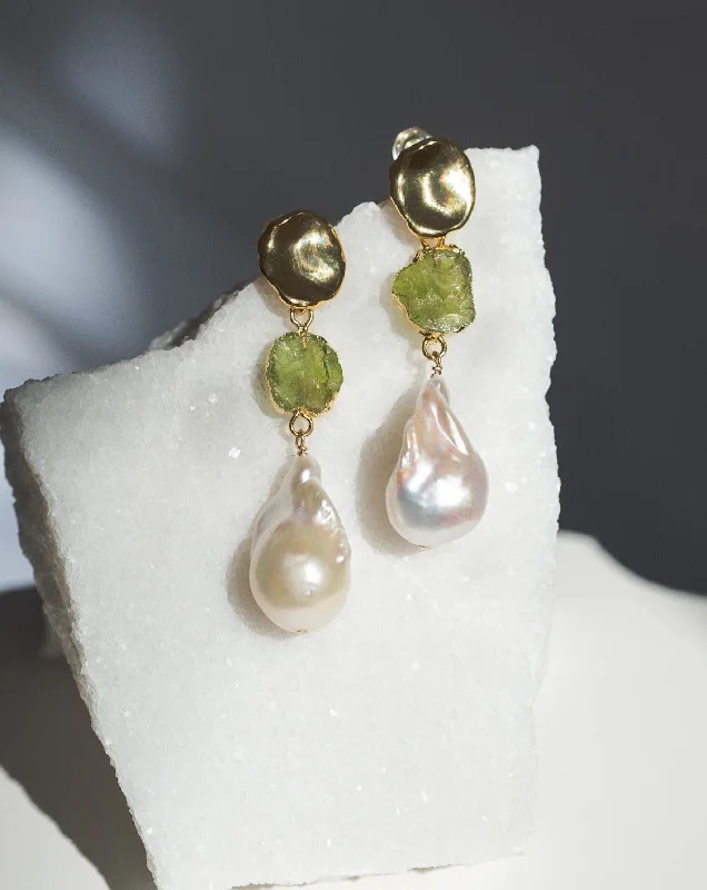 Ladies earrings vintage drops -August | Peridot Birthstones x Pearls Earrings